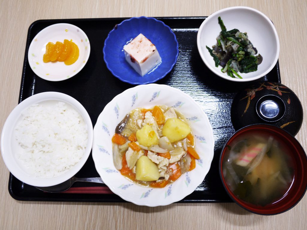 きょうのお昼ごはんは、吉野煮・ごま和え・梅香味奴・みそ汁・くだものでした。