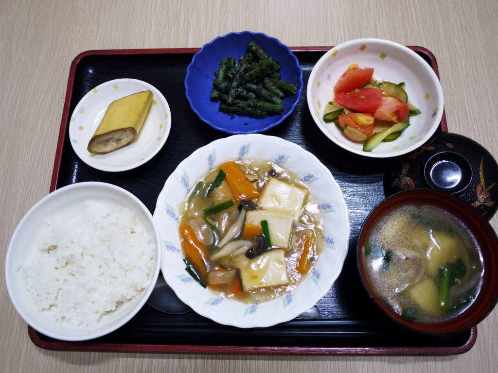 きょうのお昼ごはんは、厚揚げのあんかけ煮、いんげんのごま和え、冷やしトマト、豚汁、くだものでした。