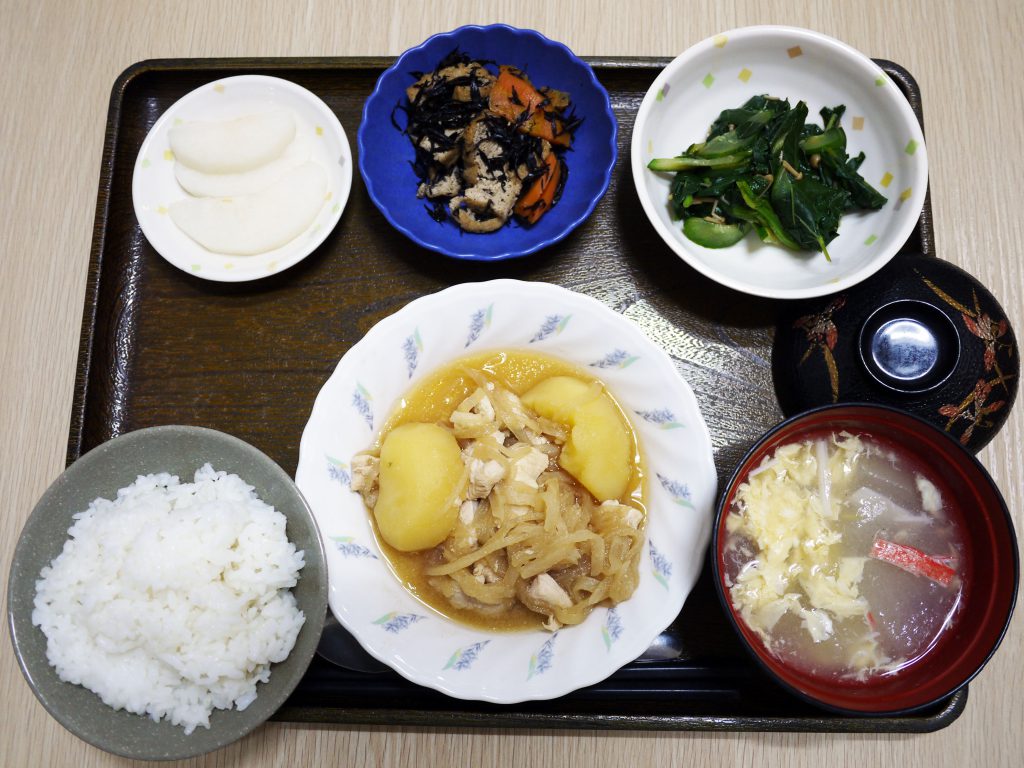 きょうのお昼ごはんは、豚肉とじゃがいものみそ煮込み、ひじき煮、つるつる和え、みそ汁、くだものでした。