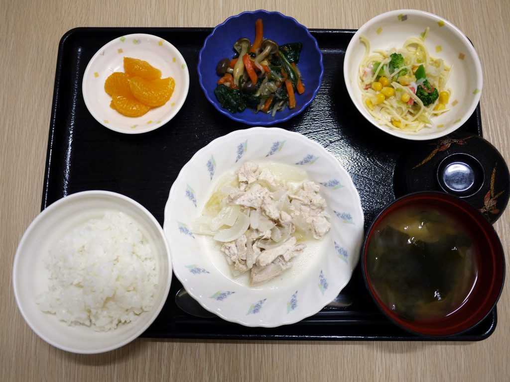 きょうのお昼ごはんは、鶏肉のレモン蒸し・サラダ・コンソメソテー・みそ汁・くだものでした。