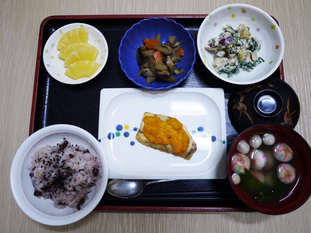 きょうのお昼ごはんは、敬老お祝いお赤飯・焼き魚・白和え・きんぴら・お吸い物・くだものでした。