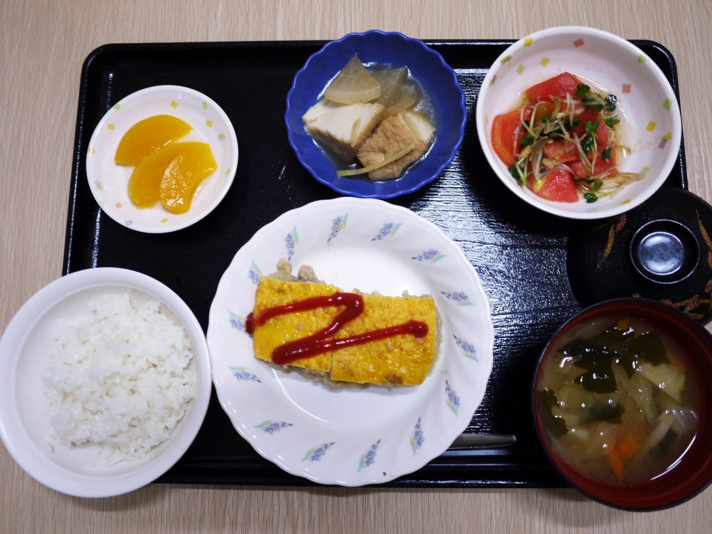 きょうのお昼ごはんは、挽肉とじゃがいものピカタ・トマトとみょうがのサラダ・含め煮・みそ汁・くだものでした。