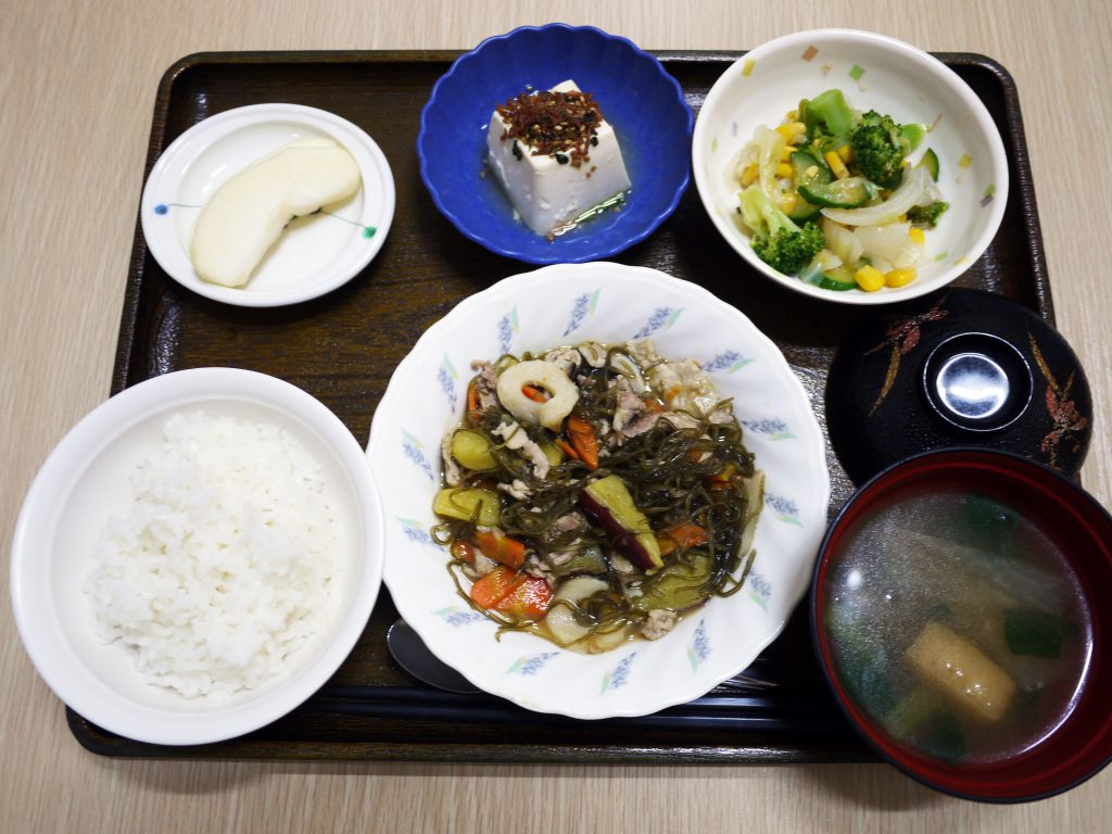 きょうのお昼ごはんは、豚肉と切り昆布の炒め煮・和え物・ちりめん奴・みそ汁・くだものでした。