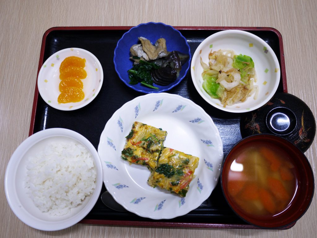 きょうのお昼ごはんは、千草焼き・おろし和え・含め煮・みそ汁・くだものでした。