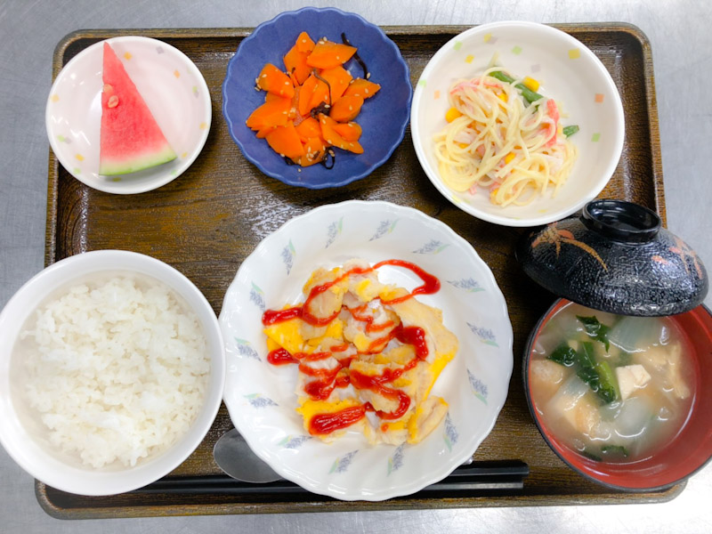 今日のお昼ごはんは、鶏肉のピカタ、スパゲティサラダ、人参の昆布和え、みそ汁、果物でした。