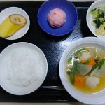 きょうのお昼ごはんは、肉団子と野菜のスープ煮、しば漬けポテト、あえもの、くだものでした。