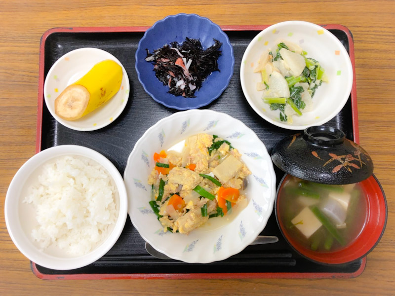 今日のお昼ごはんは、ツナと高野豆腐の卵とじ、和え物、ひじきの酢の物、みそ汁、果物でした。