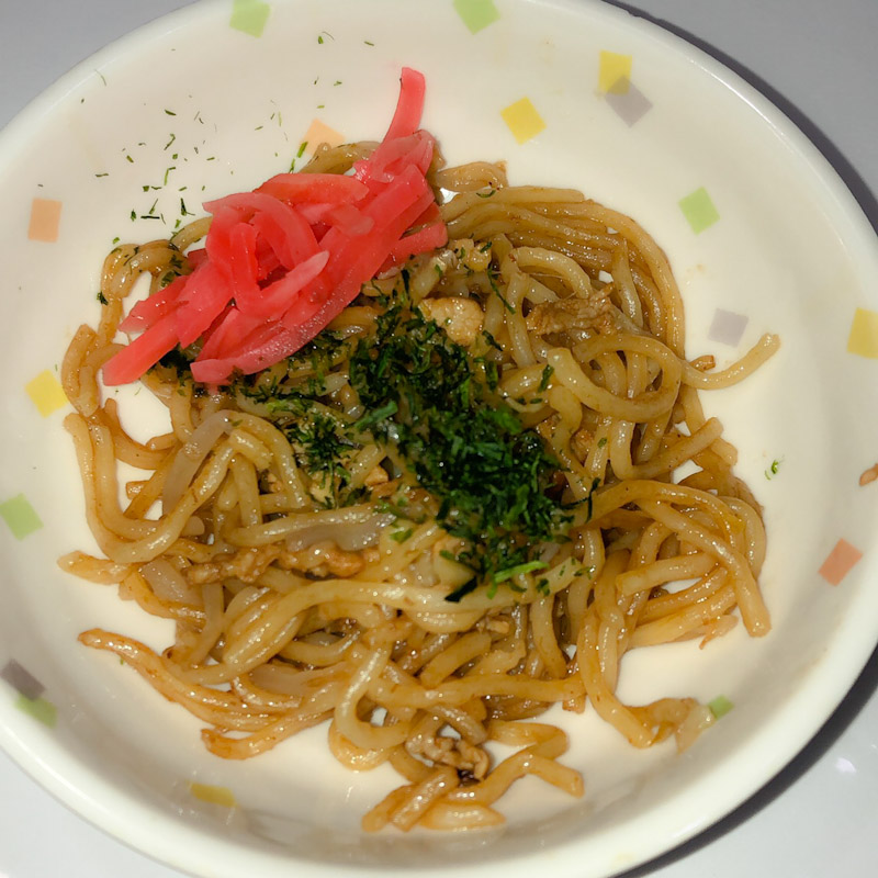 おや今日のおやつは【焼きそば】でした。