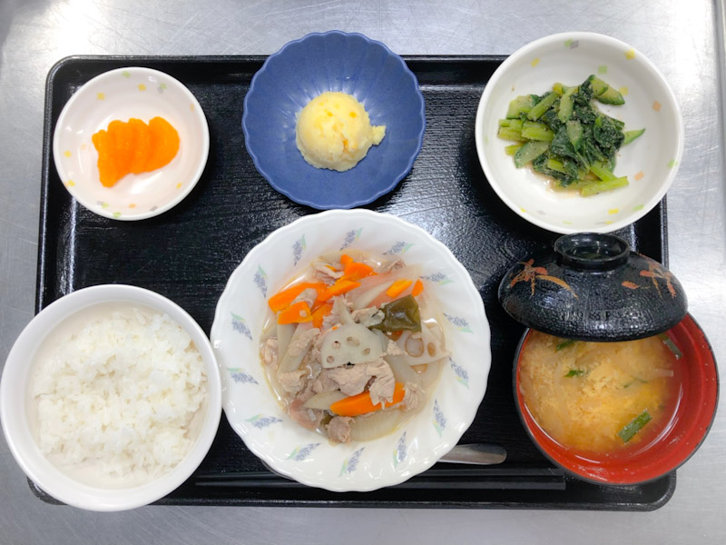 今日のお昼ごはんは、和風ポトフ、青菜のごま和え、コーンポテト、みそ汁、果物でした。