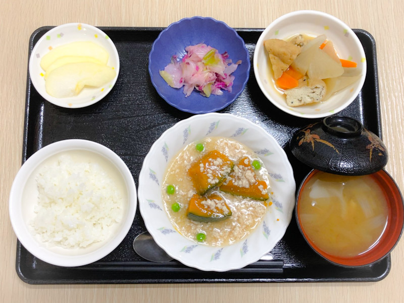 今日のお昼は、かぼちゃのそぼろあん、煮物、しば漬けおろし、みそ汁、果物でした。