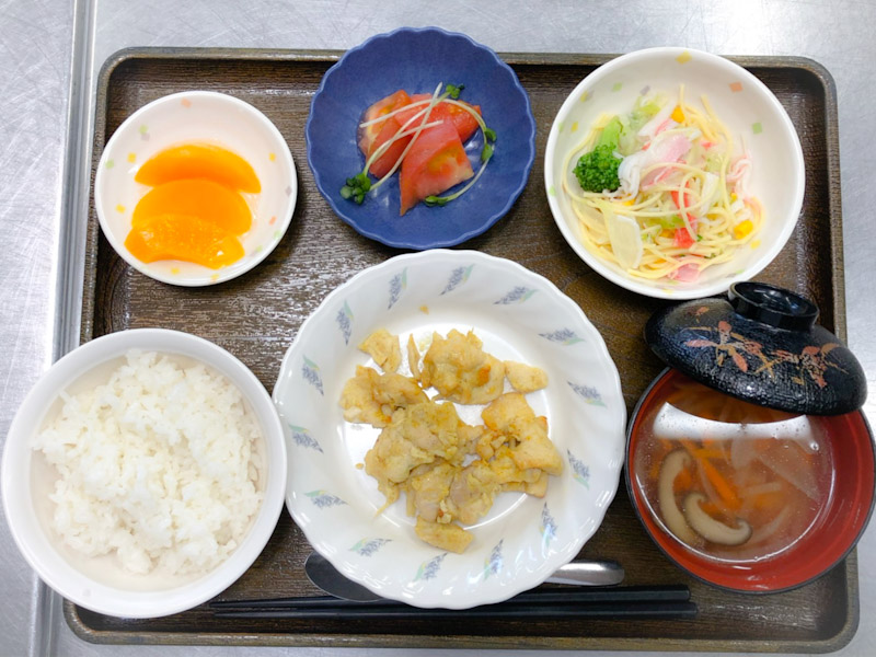 今日のお昼ごはんは、タンドリーチキン、スパゲティサラダ、冷やしトマト、みそ汁、果物でした。