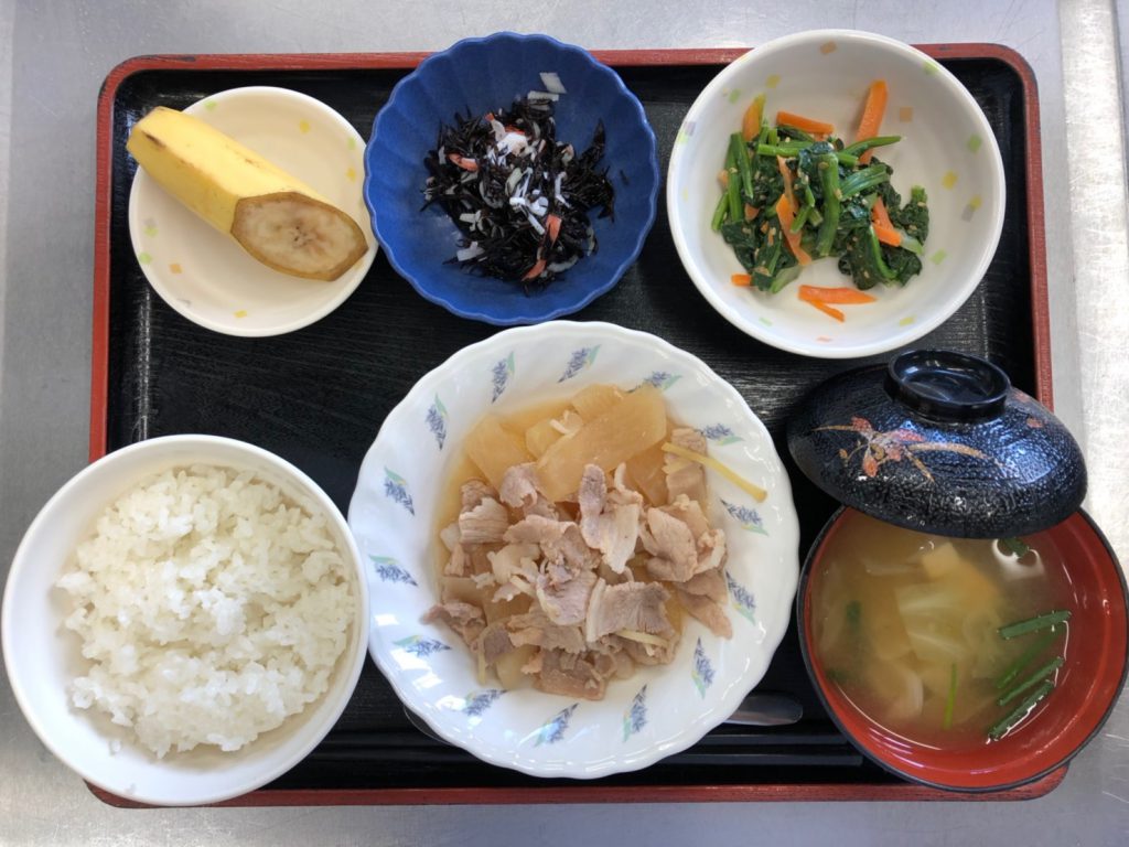 今日のお昼ごはんは、豚肉と大根の甘みそ煮、和え物、ひじきの酢の物、みそ汁、果物でした。