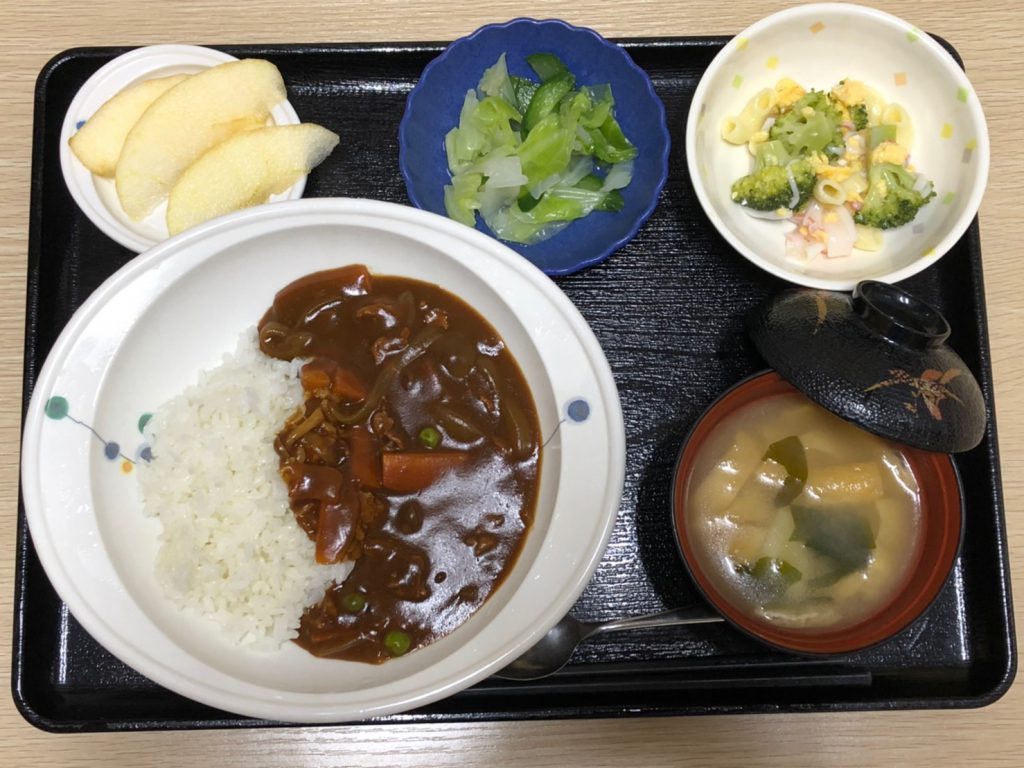 今日のお昼ごはんは、ハヤシライス、ゆで卵サラダ、浅漬け、みそ汁、果物でした。