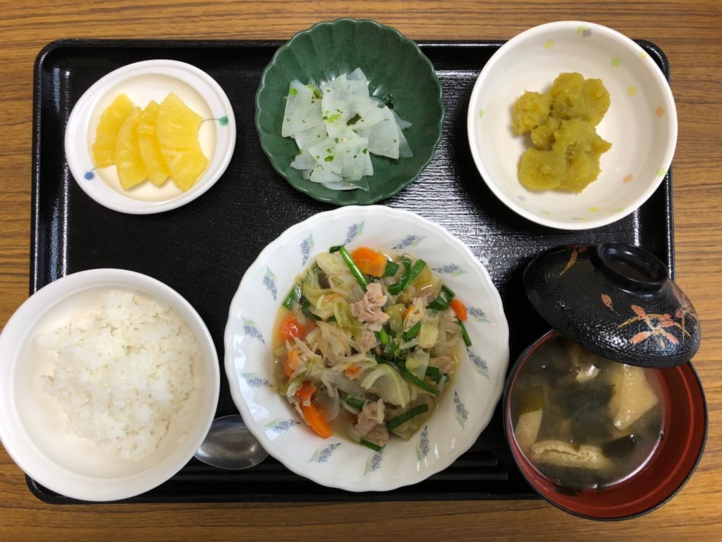 今日のお昼ごはんは、肉野菜炒め、カレー煮、浅漬け、みそ汁、果物でしたかな。