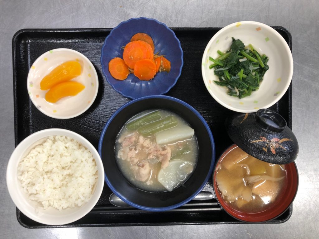 今日のお昼ごはんは、かぶと豚肉の治部煮風、ジャコ人参、ほうれん草の和え物、みそ汁、果物でした。