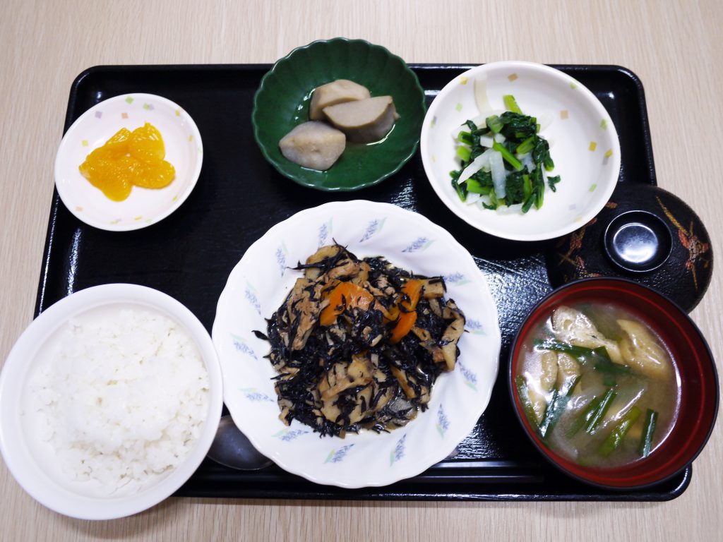 きょうのお昼ごはんは、磯炒め・小松菜のナムル・里芋の煮っころがし・みそ汁・くだものでした。
