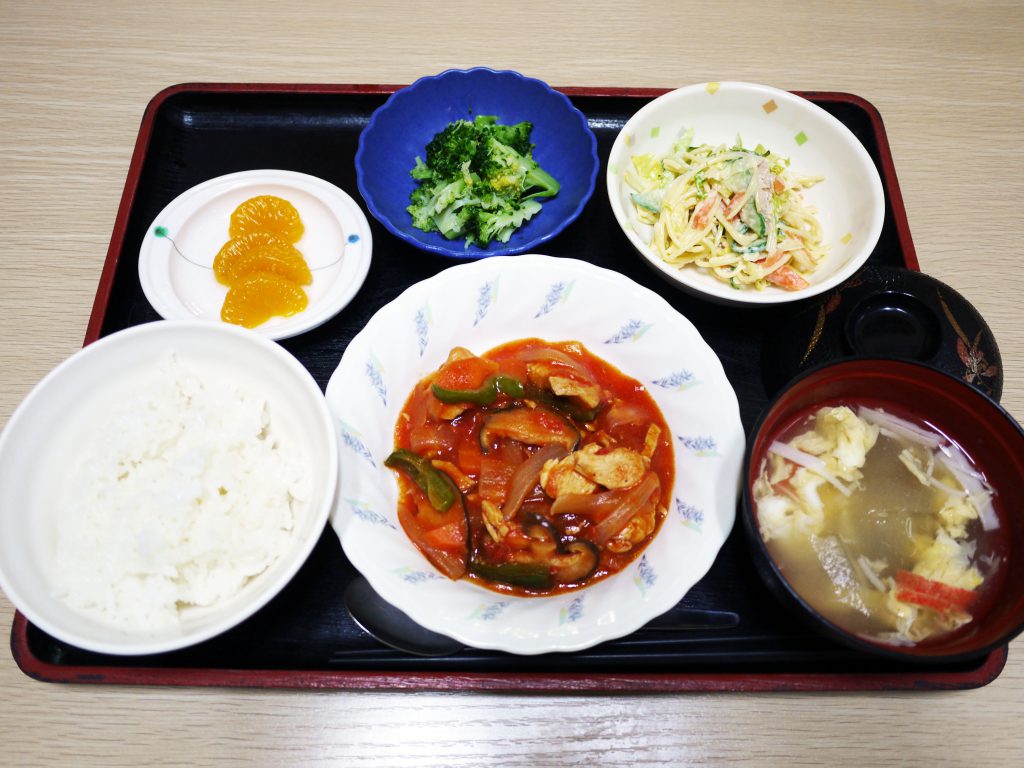 きょうのお昼ごはんは、鶏肉のトマト煮・スパゲティサラダ・生姜和え・みそ汁・くだものでした。