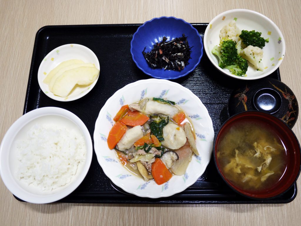 きょうのお昼ごはんは、芋炊き・和え物・ひじきの酢みそ和え・みそ汁・くだものでした。