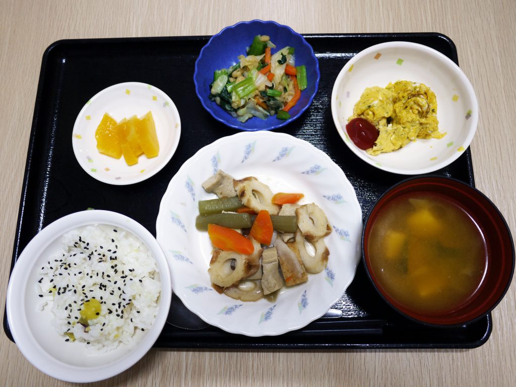 きょうのお昼ごはんは、炊き合わせ・天かす和え・炒り卵・みそ汁・くだものでした。本日は、台風の影響で、暴風圏に入る１５時前には、ご帰宅となります。おやつは本日はありません。