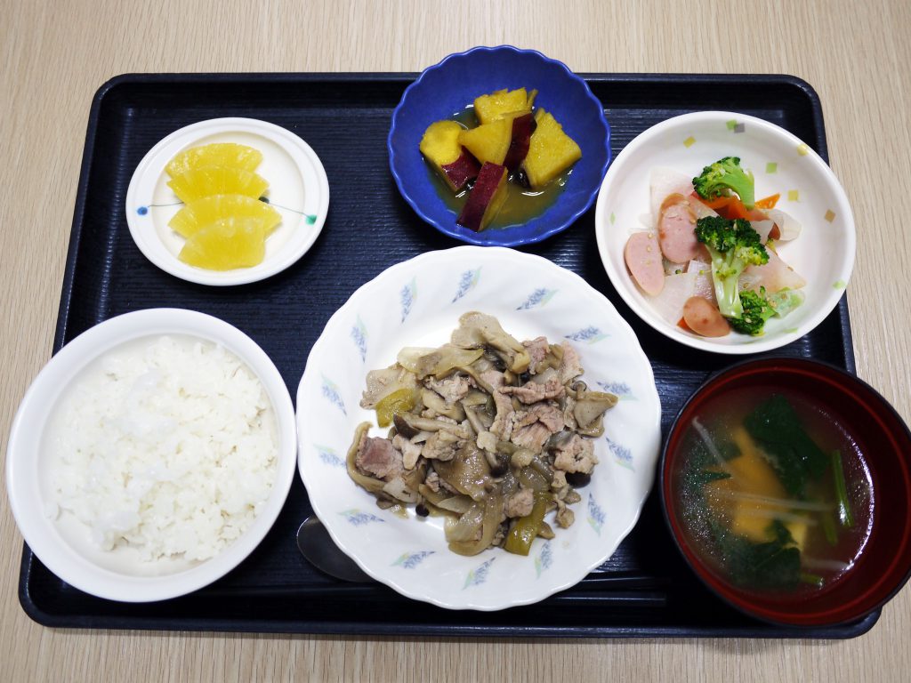 きょうのお昼ごはんは、豚肉とたっぷりきのこの炒め物・サラダ・さつまいものオレンジ煮・みそ汁でした。