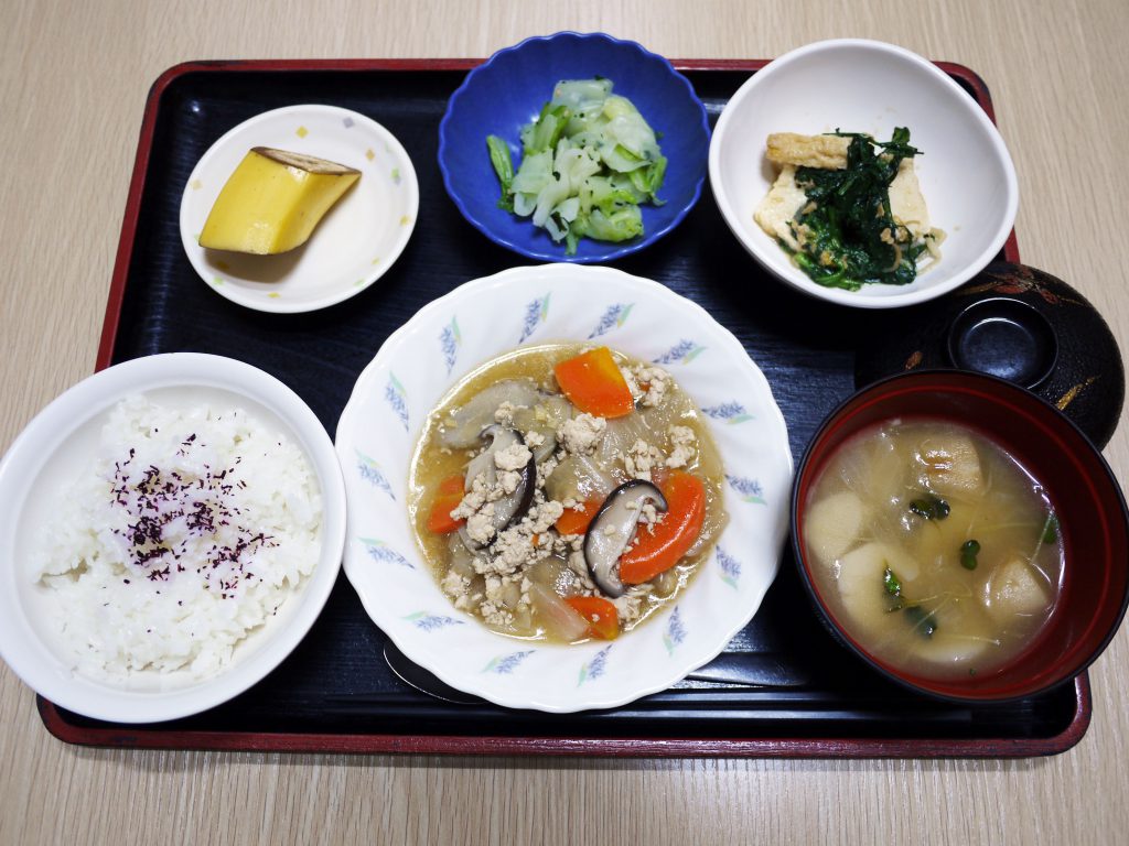 きょうのお昼ごはんは、根菜のそぼろ煮・絹あげ和え・浅漬け・みそ汁・くだものでした。