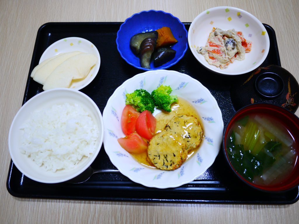 きょうのお昼ごはんは、おから入りつくねバーグ・白和え・含め煮・みそ汁・くだものでした。