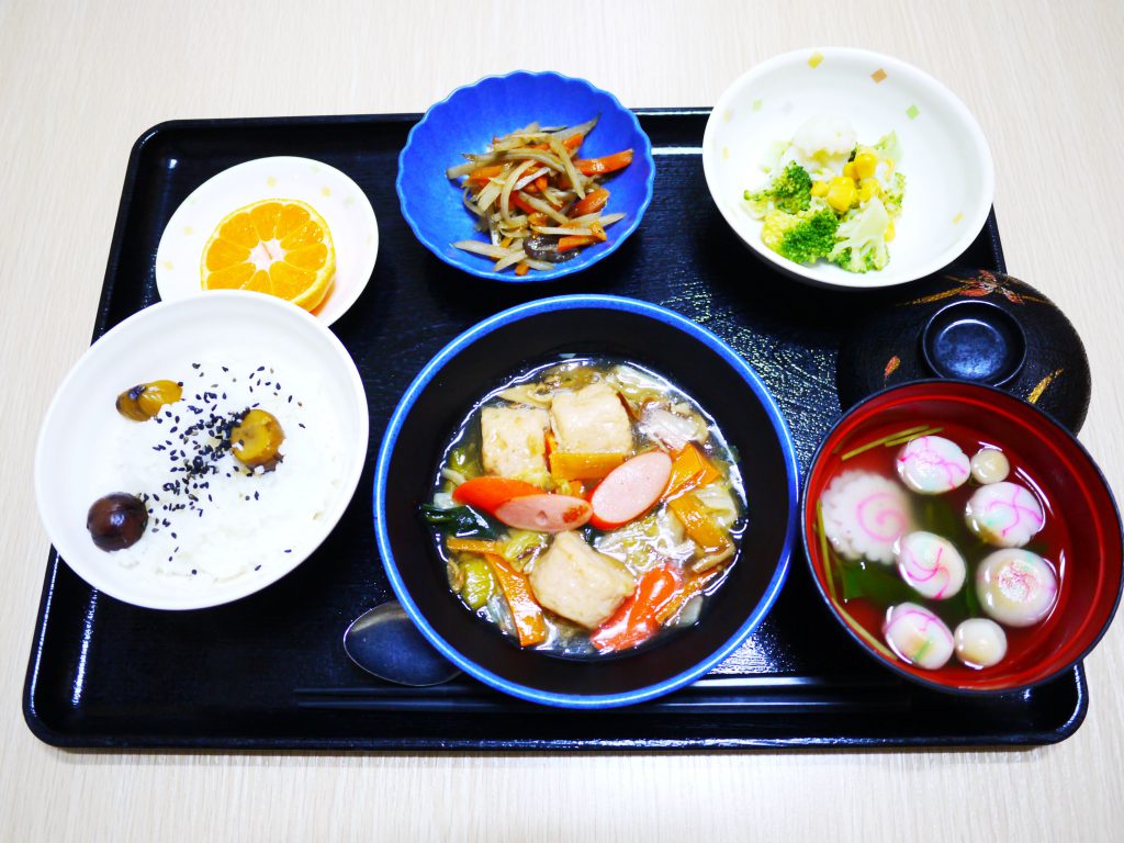きょうのお昼ごはんは、お祝い膳、栗ごはん・えび団子煮・きんぴら・花野菜・お吸い物・くだものでした。