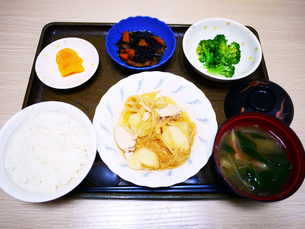 今日のお昼ごはんは、鶏肉とじゃが芋のみそ煮込み・ひじき煮・生姜和え・みそ汁・くだものでした。