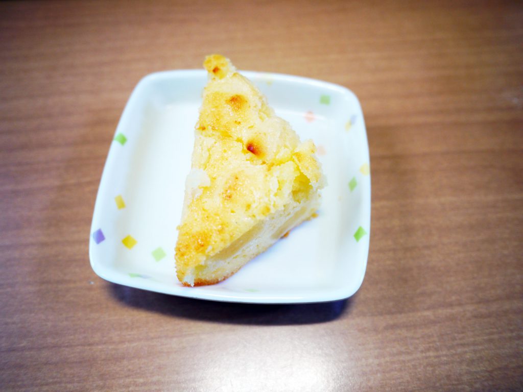 きょうのおやつは、りんごケーキでした。