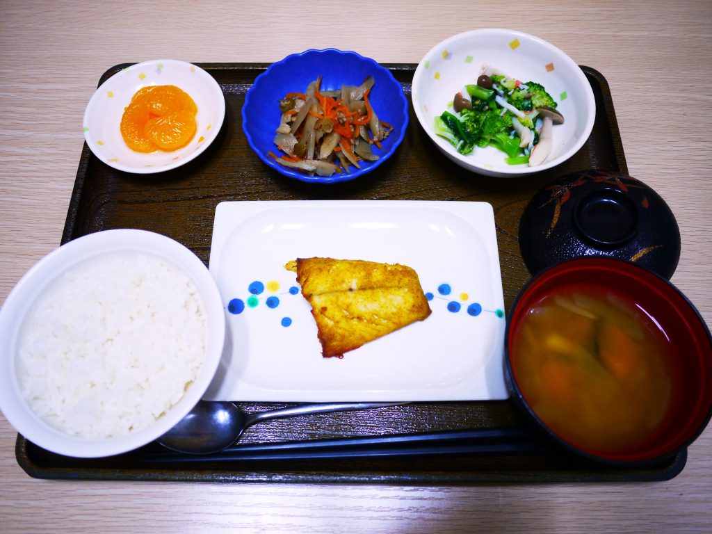 きょうのお昼ごはんは、焼き魚・和え物・煮物・みそ汁・くだものでした。