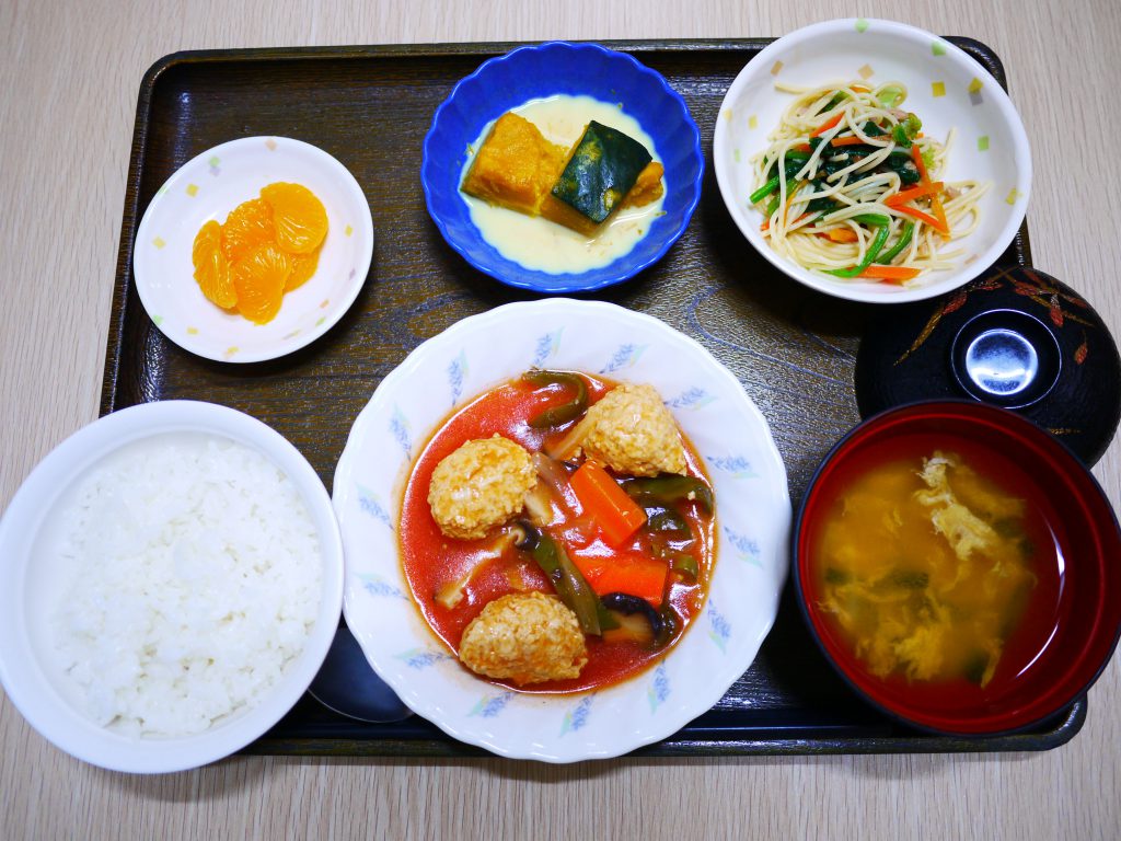 今日のお昼ごはんは、肉だんごのケチャップ煮・大根サラダ・かぼちゃミルク煮・みそ汁・くだものでした。