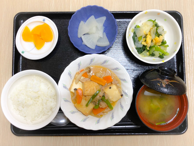 今日のお昼ごはんは、豚肉と厚揚げのみそ炒め、青じそ和え、レモン大根、みそ汁、果物でした。