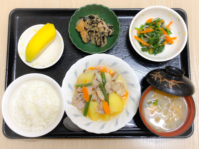 今日のお昼ごはんは、塩肉じゃが、和え物、切干し煮、みそ汁、果物でした。