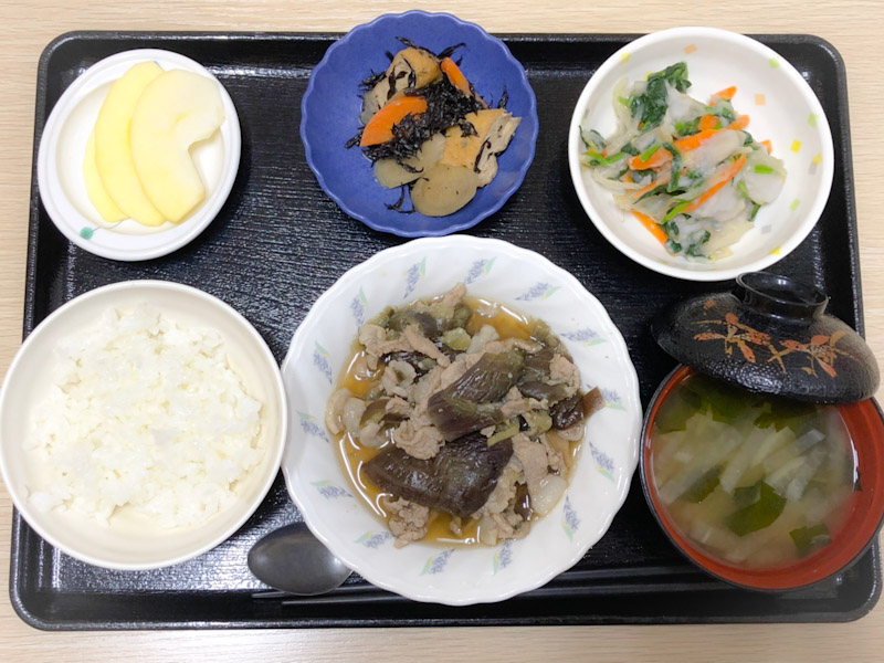 今日のお昼ごはんは、なすと豚肉の生姜煮、つぶし里芋和え、含め煮、みそ汁、果物でした。