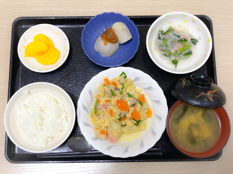 今日のお昼ごはんは、親子煮、甘酢和え、里芋のみそだれ、みそ汁、果物でした。