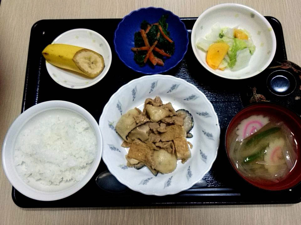 今日のお昼ご飯は 厚揚げとしいたけのこっくり煮、柿と白菜のサラダ、ごま和え、みそ汁、くだものでした