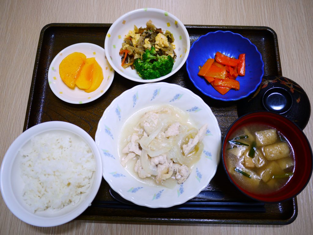 きょうのお昼ごはんは、鶏肉のレモン蒸し・サラダ・コンソメソティー・みそ汁・くだものでした。