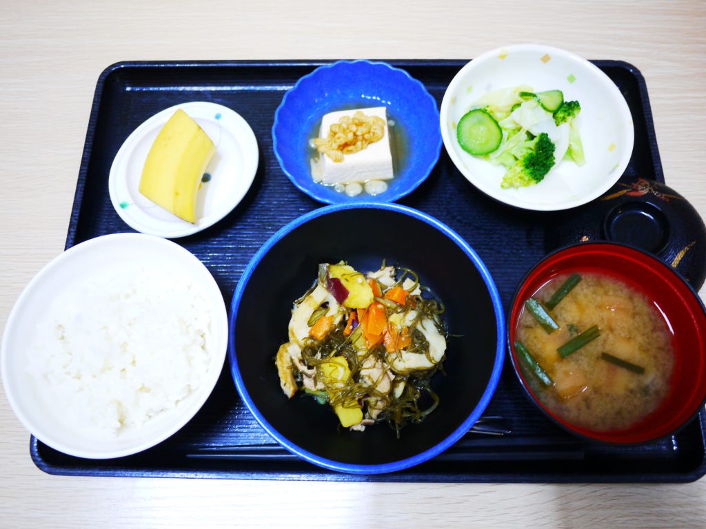 きょうのお昼ごはんは、豚肉と切り昆布の炒め煮・和え物・煮奴・みそ汁・くだものでした。