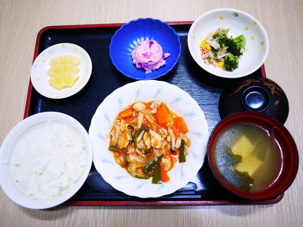 きょうのお昼ごはんは、鶏肉のケチャップ炒め・サラダ・しば漬けポテト・みそ汁・くだものでした。