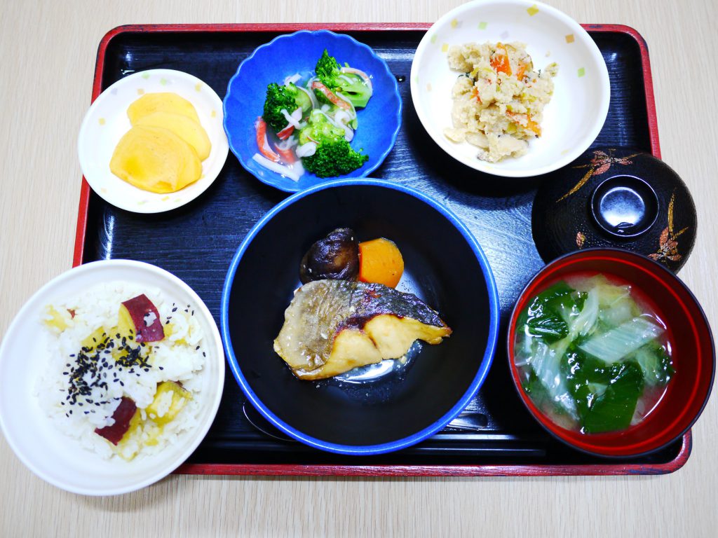 きょうのお昼ごはんは、煮魚・炒りおから・ブロッコリーのかにかまあん・みそ汁・くだものでした。