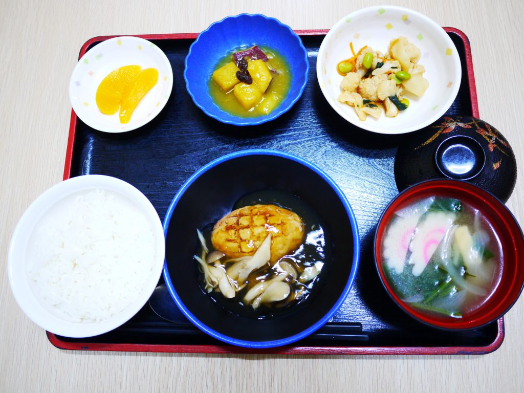 きょうのお昼ごはんは、きのこソースのハンバーグ・スパゲティサラダ・さつまいものオレンジ煮・みそ汁・くだものでした。