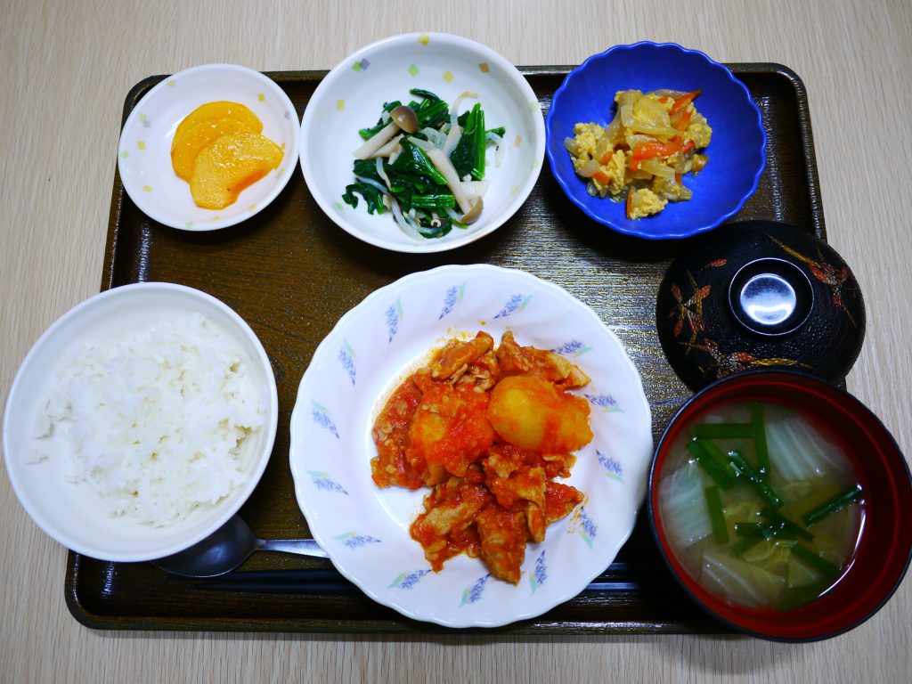 きょうのお昼ごはんは、豚肉とジャガイモのトマトソース煮・ほうれん草ときのこの和え物・玉ねぎの卵とじでした。