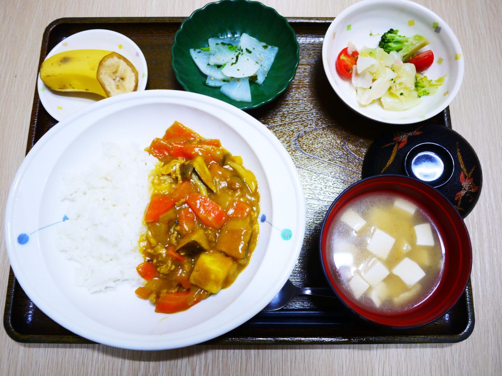 きょうのお昼ごはんは、おさつカレー・サラダ・浅漬け・みそしる・くだものでした。