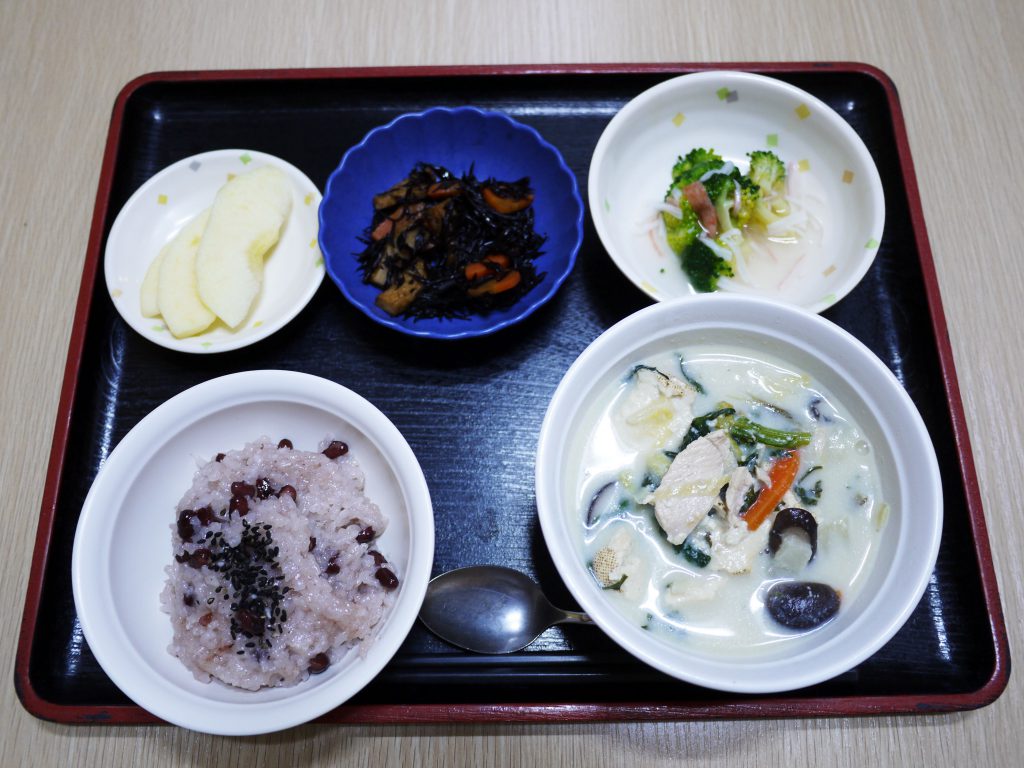 きょうのお昼ごはんは、七五三お祝いお赤飯・豆乳鍋風・含め煮・かにかまあん・くだものでした。