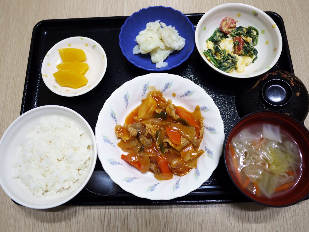 きょうのお昼ごはんは、揚げない酢豚・中華和え・粉ふき芋・みそ汁・くだものでした。