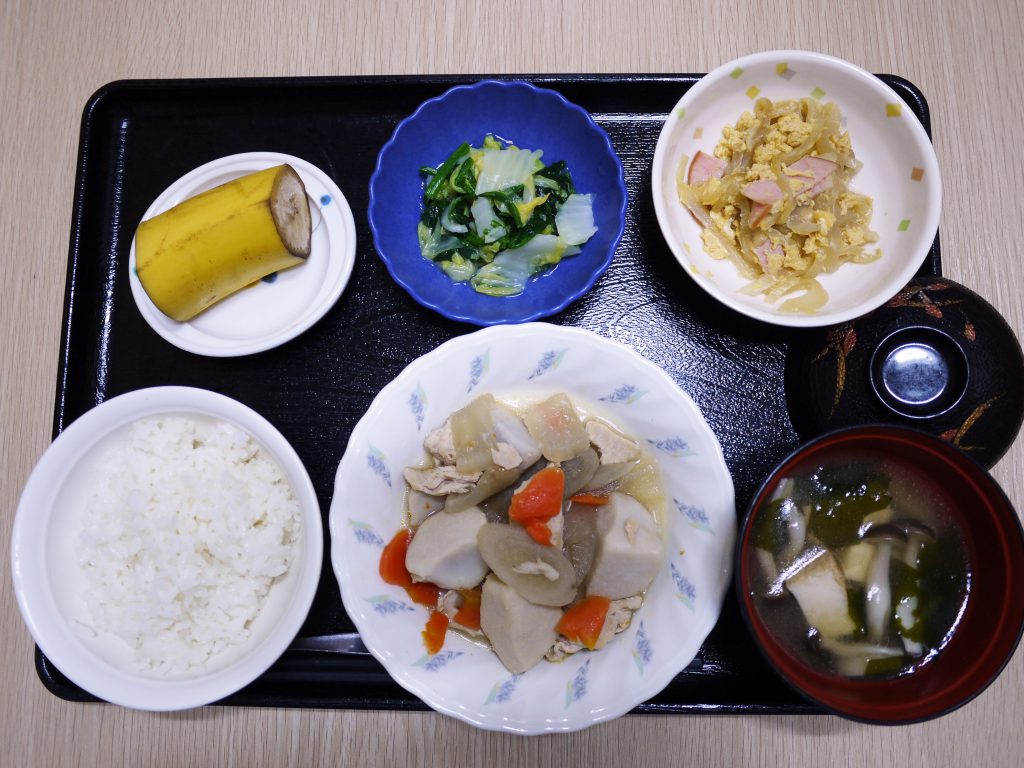 きょうのお昼ごはんは、鶏肉と里芋のみそ煮込み・ゆず浸し・卵とじ・みそ汁・くだものでした。