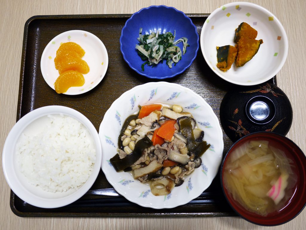 きょうのお昼ごはんは、大豆五目煮・和え物・かぼちゃ煮・みそ汁・くだものでした。