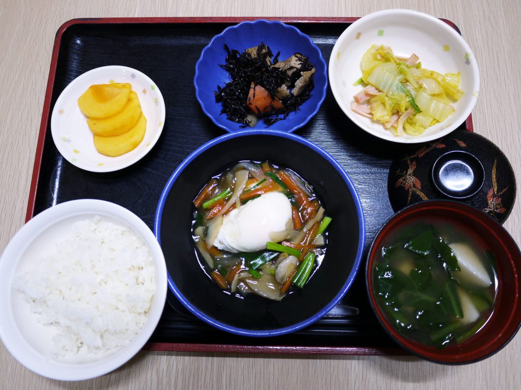 きょうのお昼ごはんは、落とし卵の野菜あんかけ・ハムと白菜のカレー和え・煮物・みそ汁・くだものでした。