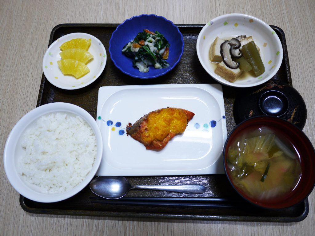 きょうのお昼ごはんは、鮭のもみじ焼き・つぶし里芋和え・煮奴・みそ汁・くだものでした。