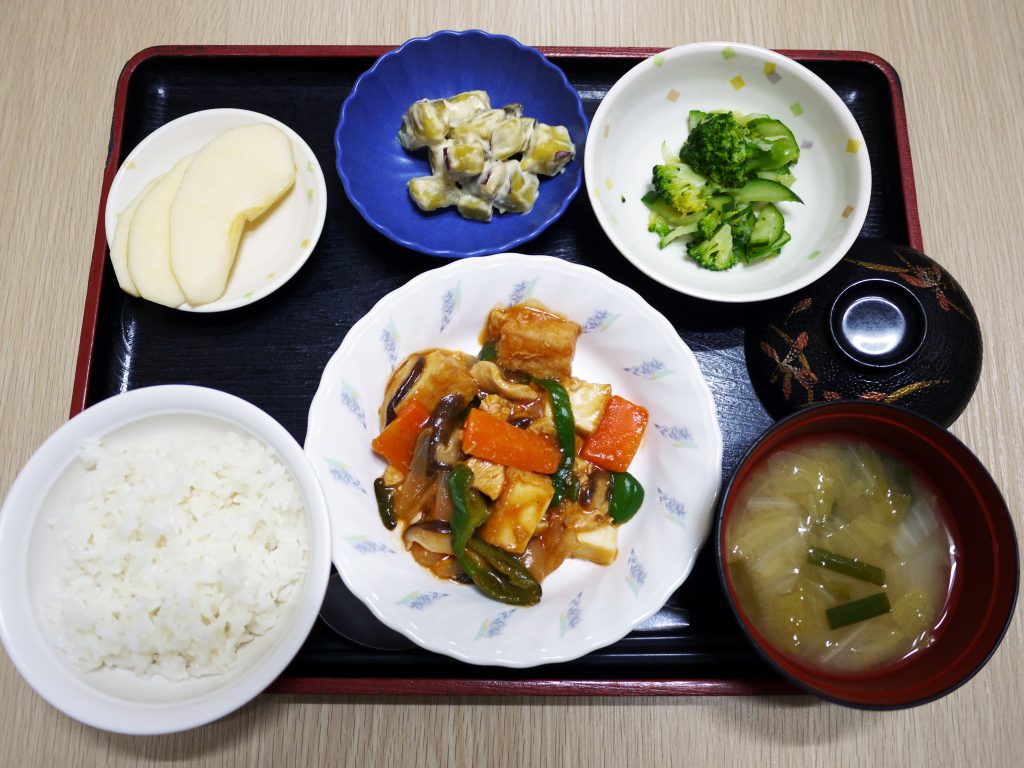 きょうのお昼ごはんは、鶏肉と厚揚げのケチャップ炒め・甘ずっぱおさつサラダ・生姜和え・みそ汁・くだものでした。